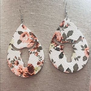 💥NEW ARRIVAL!💥 Rose Gardens Steer Teardrop Earrings